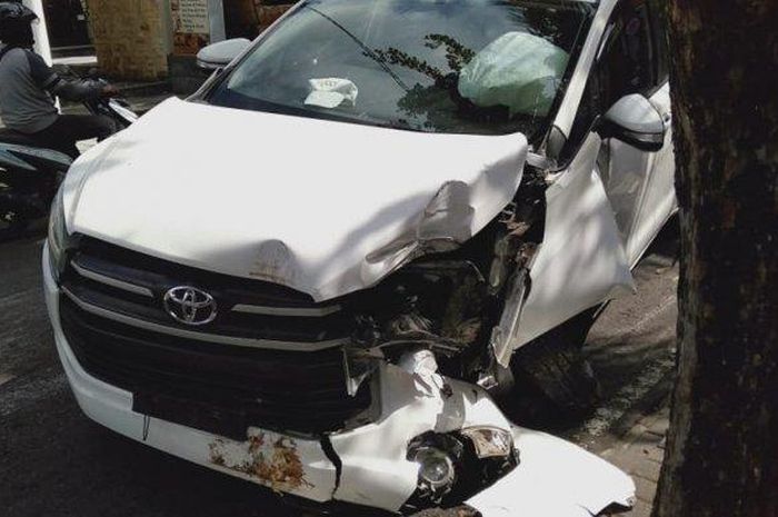Toyota Kijang Innova terburai depan akibat tabrak tiang di Seminyak, Kuta, Badung, Bali