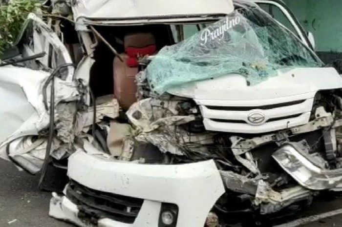 Daihatsu Luxio yang terlibat kecelakaan