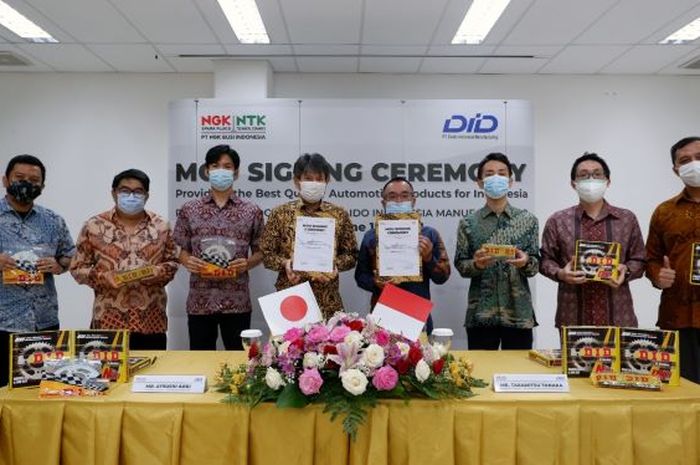 Menajemen NGK Busi Indonesia dan DID Jepang berpose bersama usai penandatangan MOU kerjasama