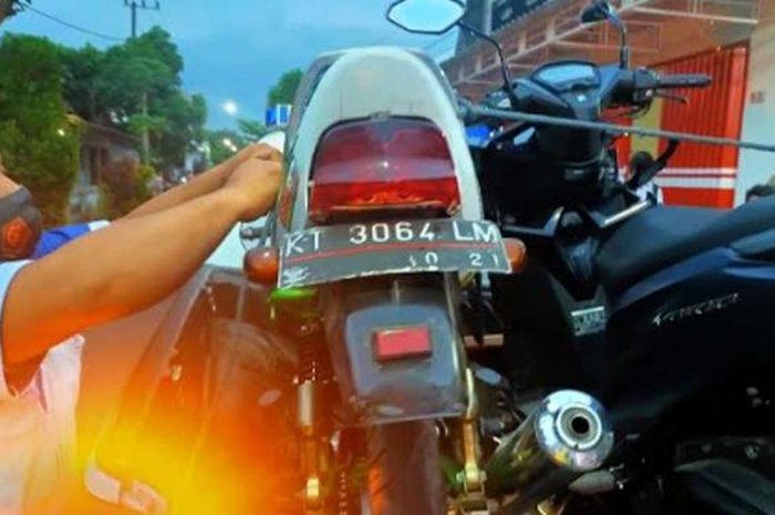 Honda Megapro dan Vario 150 diamankan polisi usai adu banteng di jalan desa Simo, Kedungwaru, Tulungagung, Jawa Timur