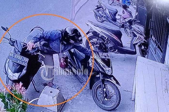 Terekam CCTV, aksi wanita pengendara mencuri HP dari bagasi motor.