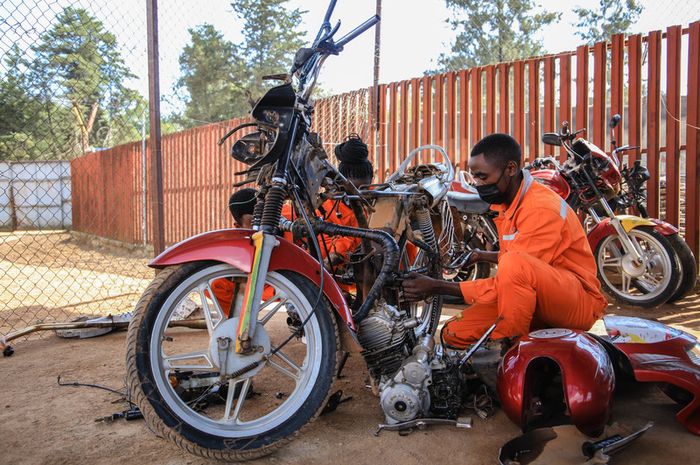 Proses konversi motor jadi motor listrik di Rwanda 