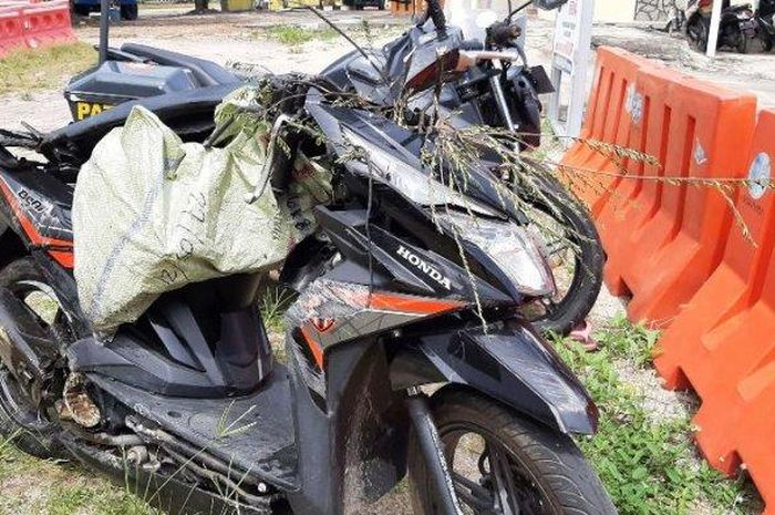 Honda BeAT amburadul usai terseret roda belakang truk tangki di Koba, Bangka Tengah