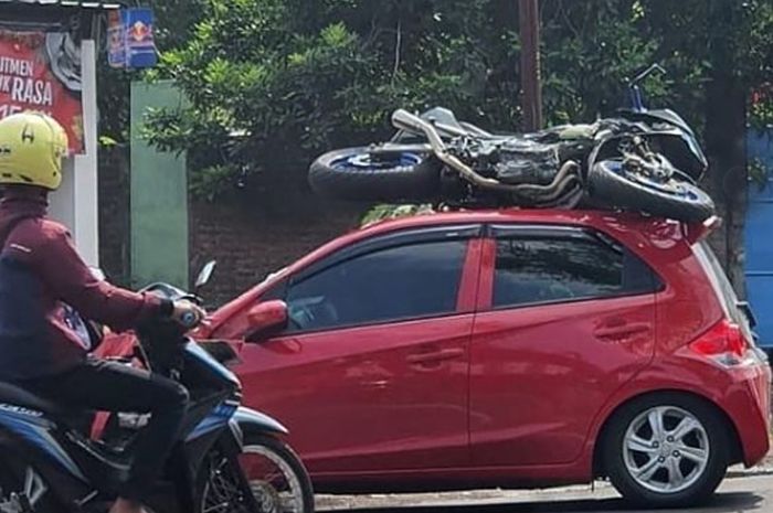 Tabrak Honda Brio, CBR250RR Nyangkut di Atap Mobil