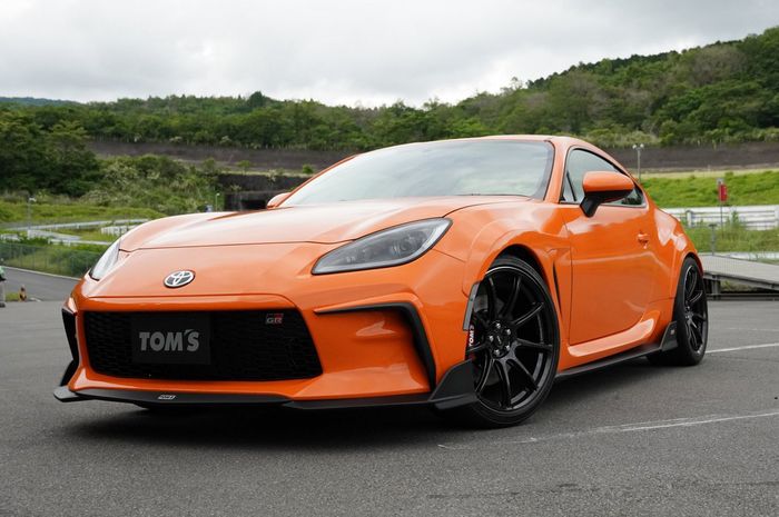 Modifikasi Toyota GR 86 berkelir oranye  hasil garapan TOM'S, Jepang