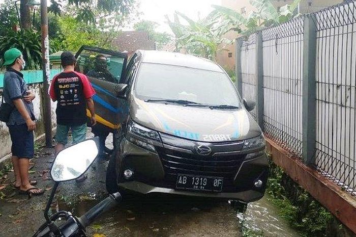 Daihatsu Xenia misterius lansiran 2019 gegerkan warga Dukuh Pondok Mulyo, Kamis (17/06/2021).