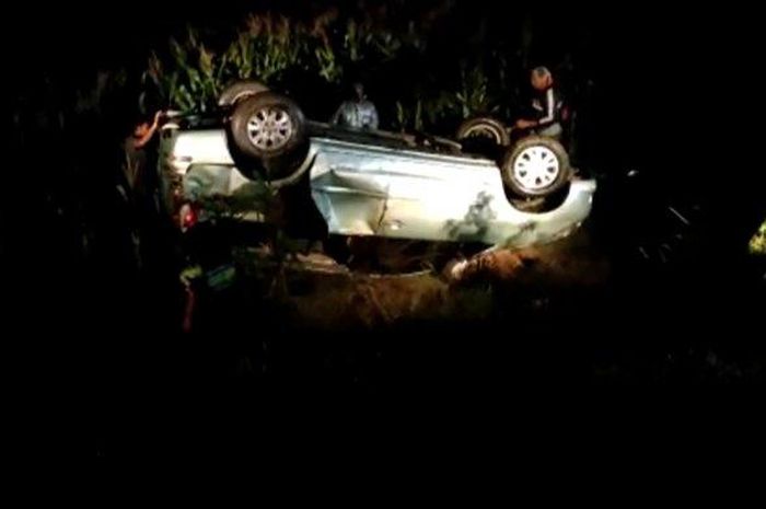 Kijang Innova masuk parit usai menghindari motor tanpa menghidupkan lampu