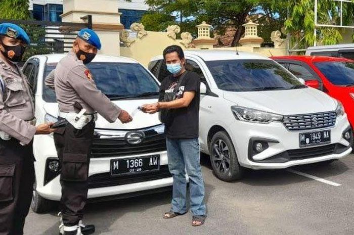 Proses pengembalian lima dari delapan mobil rental milik Komunitas Pejuang Rupiah yang digelapkan oknum polisi Polres Pamekasan