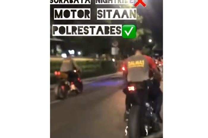 Tangkapan layar video yang memperlihatkan romban anggota polisi mengendarai motor sport berknalpot brong dan tanpa memakai helm. (FACEBOOK)