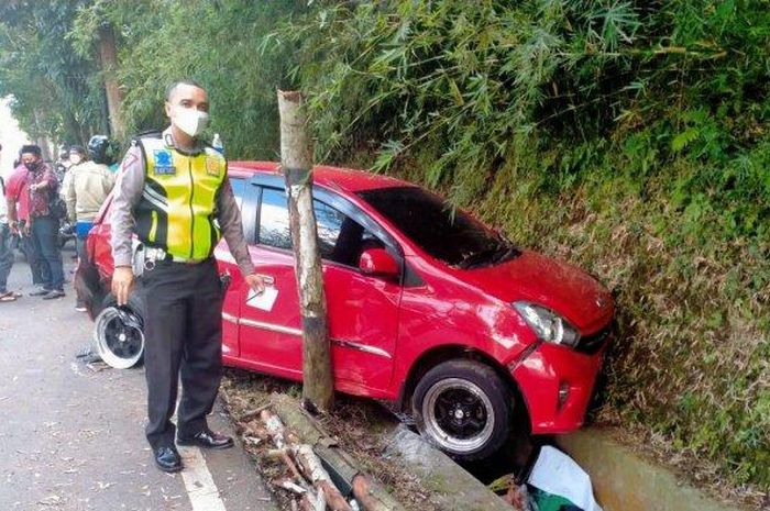 Toyota Agya berantakan cium tebing usai diseruduk Honda Jazz dari belakang di jalan raya Bandungan-Ambarawa, Bandungan, kabupaten Semarang, Jawa Tengah