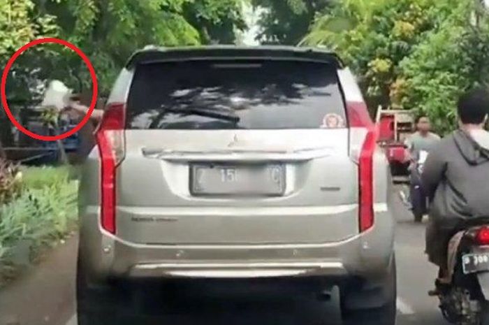 Rekaman penumpang Mitsubishi Pajero Sport nopol Z 1588 TC membuang sampah sembarangan di Jl Moch Kahfi 2, Jagakarsa, Jakarta Selatan