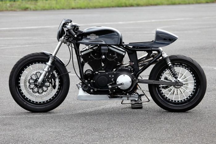 Harley-Davidson Sportster 883R bergaya cafe racer