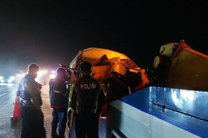 Toyota HiAce rombongan Anggota Komisi 1 DPRD Kabupaten Sukoharjo hancur di tol Pemalang, Jawa Tengah