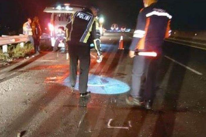 Petugas kepolisian mengecek TKP kecelakaan di Tol Pemalang, Jumat (18/6/2021). 