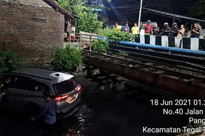 Toyota All New Rush sengaja dicemplungkan ke kali di persimpangan Jl Setia Budi, kota Tegal, Jawa Tengah