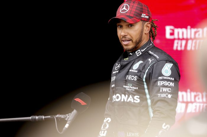 Lewis Hamilton harus merelakan kemenangan F1 Prancis pada lap terakhir usai dikalahkan Max Verstappen. 