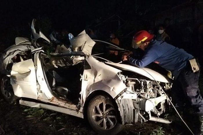 Toyota Agya hancur lebur tertimpa pohon tumbang di Makam Sri Makurung Handayaningrat, desa Dukuh, Banyudono, kabupaten Boyolali, Jawa Tengah