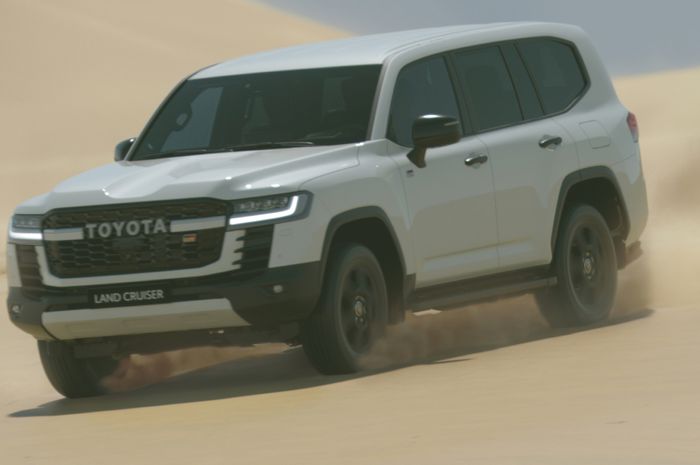 Toyota Land Cruiser 300 melewati permukaan pasir.