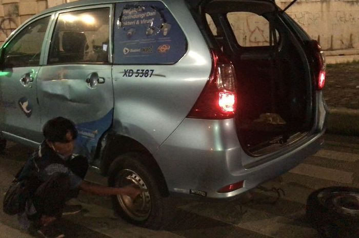 Toyota Transmover milik Blue Bird ringsek ditabrak motor di persimpangan pintu tol Desari, jalan raya Sawangan, Rangkapan Jaya, Pancoran Mas, kota Depok, Jawa Barat