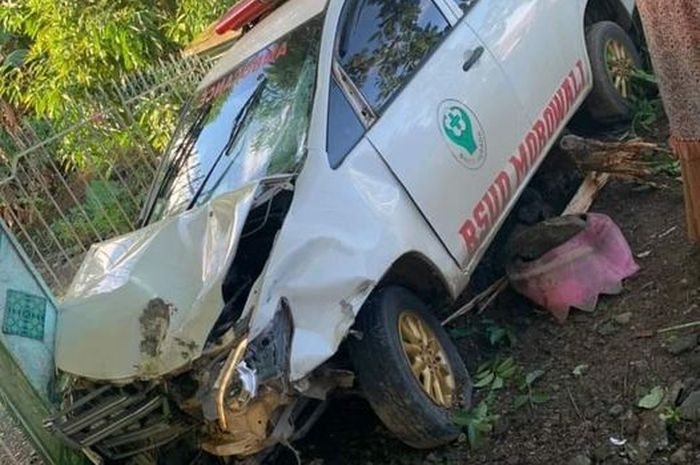 Toyota Kijang Innova yang menjadi ambulans RSUD Morowali mentak ke pagar warga usai tabrak Honda Revo