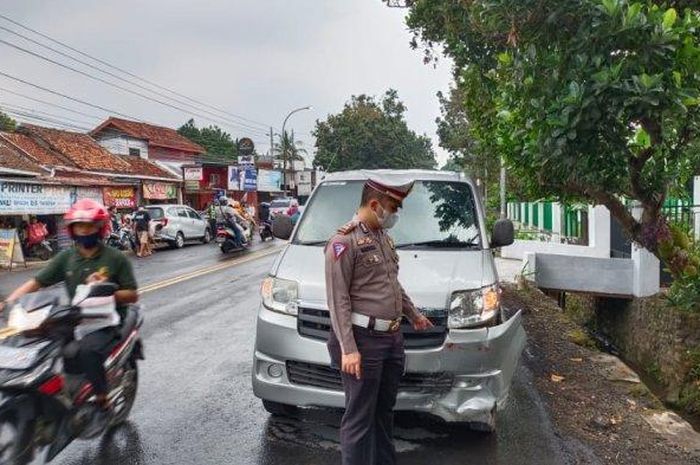 Suzuki APV yang terlibat kecelakaan beruntun dengan Daihatsu Gran Max, Nissan March dan Mitsubishi Kuda di Jl Suparjo Rustam, Sokaraja, Banyumas, Jawa Tengah