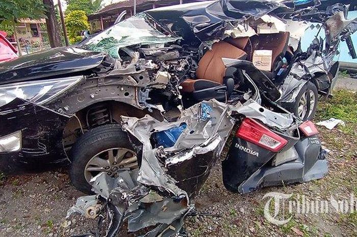 Kondisi Toyota Kijang Innova hancur akibat kecelakaan menabrak truk.