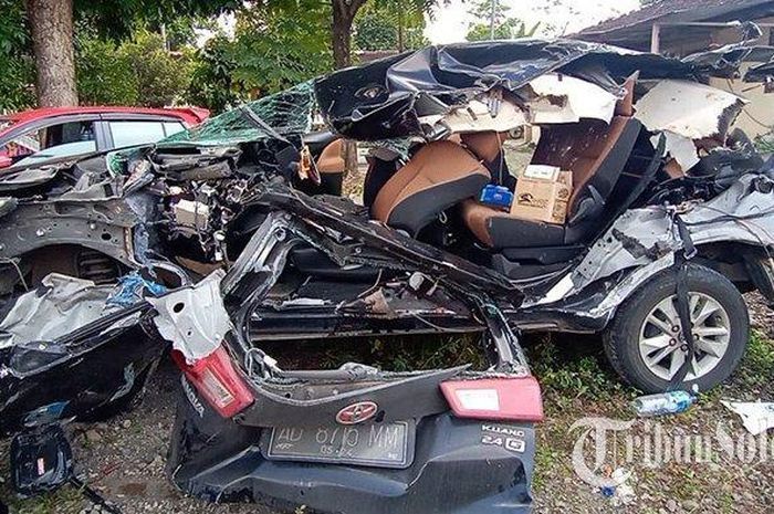 Kijang Innova tak berbentuk usai terlibat kecelakaan di Tol Solo-Semarang.
