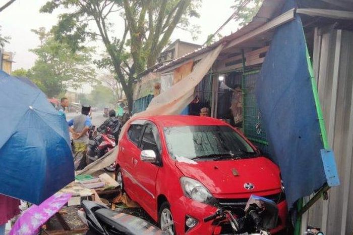 Toyota Agya tubruk warung 