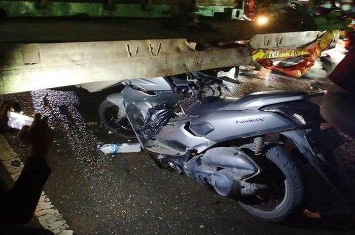 Yamaha NMAX tabrak truk kontainer mogok di tepi Jl Tengkawang, Karang Anyar, Sungai Kunjang, kota Samarinda, Kalimantan Timur