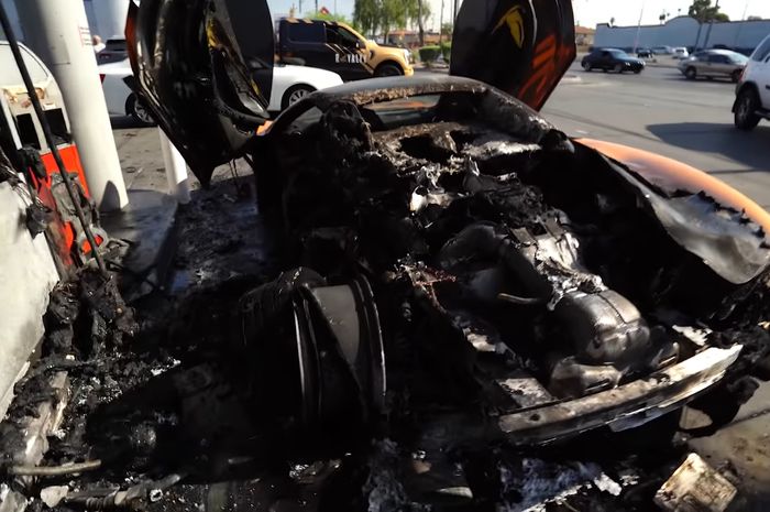 Kondisi McLaren 570 yang terbakar di stasiun pengisian bahan bakar Texaco, Los Angeles, Amerika Serikat.