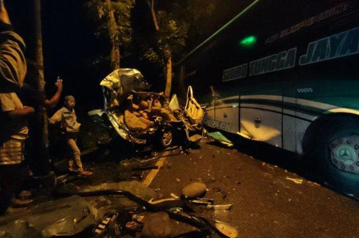 Kecelakaan maut beruntun bus PO Sudiro Tungga Jaya dengan Daihatsu Xenia, Honda Brio dan Toyota Avanza di Sokaraja, Banyumas, Jawa Tengah