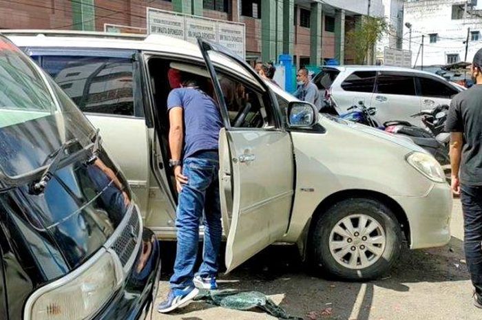 Uang tunai Rp 70 juta di dalam kabin Toyota Kijang Innova yang parkir di depan pasar Diponegoro, kota Kisaran Barat, Asahan, Sumatera Utara dimaling