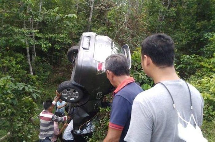 Nissan Grand Livina loncat dan menancap di jurang Jalan Lintas Sumatera, desa Maur Baru, Rupit, Musi Rawas Utara, Sumatera Selatan