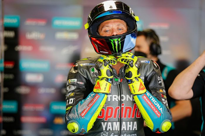 Valentino Rossi blak-blakan soal masa depannya di MotoGP setelah ditanya apakah akan terus membalap bersama timnya sendiri tahun depan.