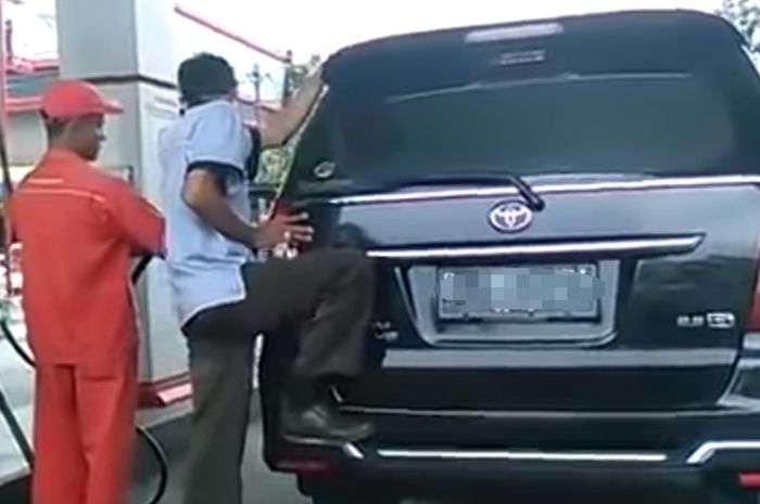 Tangkapan layar seseorang tengah menggoyangkan mobilnya saat sedang mengisi bensin.(FACEBOOK)