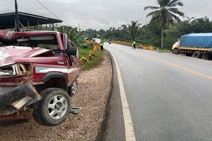 Toyota Kijang Super hancur ditabrak truk dari arah berlawanan di jalan raya Bodok-Sosok, dusun Layu, desa Palem Jaya, Parindu, Sanggau, Kalimantan Barat