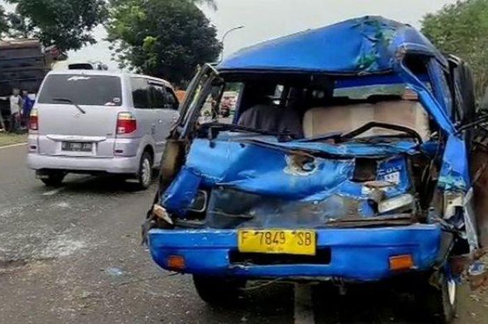 Mitsubishi L300 Wagon yang menjadi angkutan umum kota Bogor oleng dan terbalik di jalan lingkar selatan, kampung Cijambe Bobojong, Sukakarya, Warudoyong, kota Sukabumi, Jawa Barat