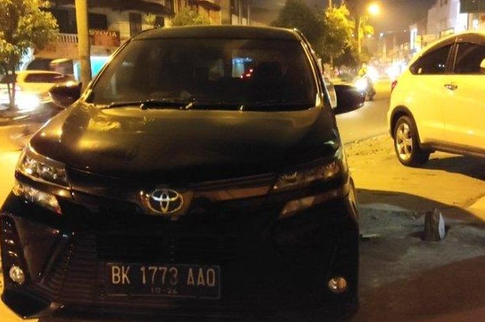 Toyota Avanza yang dicuri ban depan sbelah kiri dalam kondisi diparkir