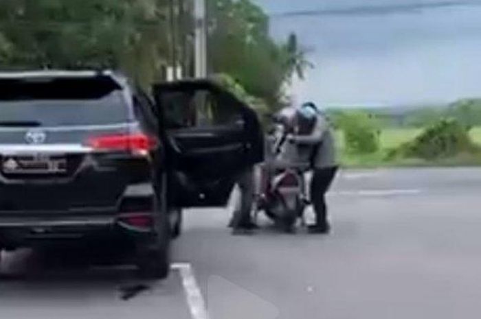 Kapolres Kulon Progo AKBP Tartono Suwitonagoro saat menolong wanita yang tiba-tiba pingsan di jalan Wates-Purworejo ((Screenshoot video Instagram @divisihumaspolri)