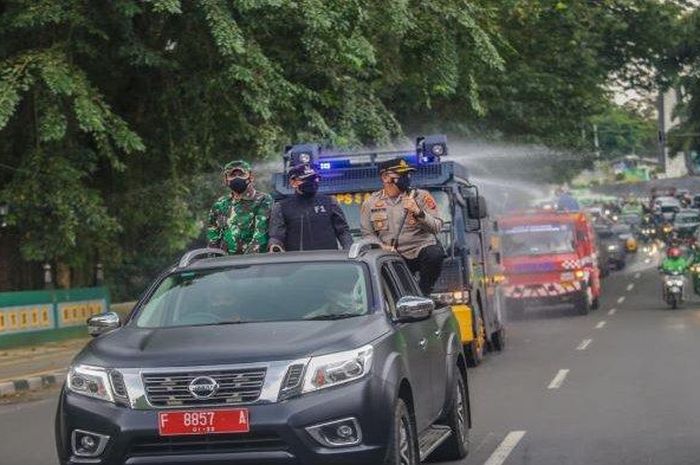 Pemantauan ganjil genap di Kota Bogor dari kiri Kolonel Inf Roby Bulan (Dandim 0606 Kota Bogor), Bima Arya (Wali Kota Bogor) dan Kombes Susatyo Purnomo Condro (Kapolresta Bogor Kota).