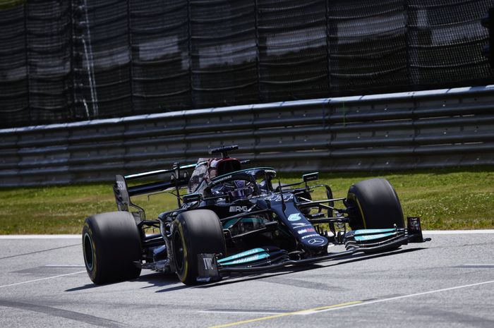 Untuk pertama kalinya, Lewis Hamilton memimpin sesi latihan bebas. 