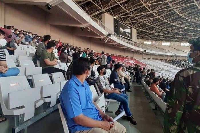 Masyarakat antusias mengikuti vaksinasi Covid-19 di Gelora Bung Karno (GBK), Tanah Abang, Jakarta Pusat. (TribunJakarta/Muhammad Rizki Hidayat)