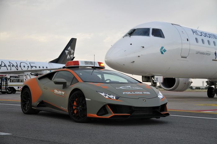 Lamborghini Huracan Evo dijadikan mobil operasional khusus untuk memandu pesawat di Bandar Udara Bologna, Italia.