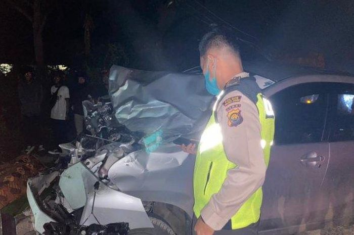 Toyota Avanza ringsek usai tabrak Vespa dan oleng hantam bak truk