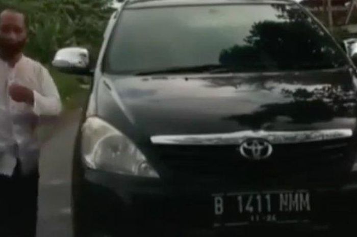 Viral video pengemudi Kijang Innova tak mau beri jalan saat lawan arah, sempat mengancam mau memukul