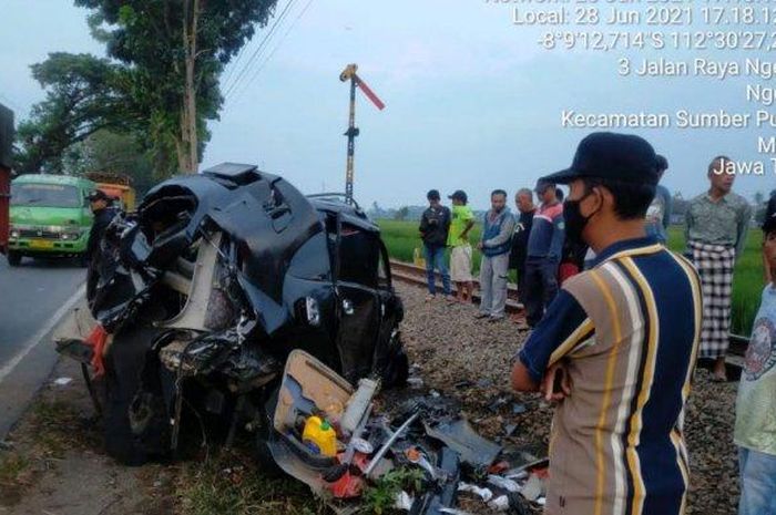 Toyota Avanza ditabrak KA Penataran di kawasan Sumberpucung, kabupaten Malang, Jawa Timur