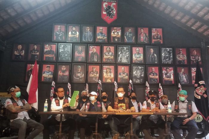 Bikers Brotherhood MC Indonesia mengumumkan keputusan MA di Bandung (29/6)
