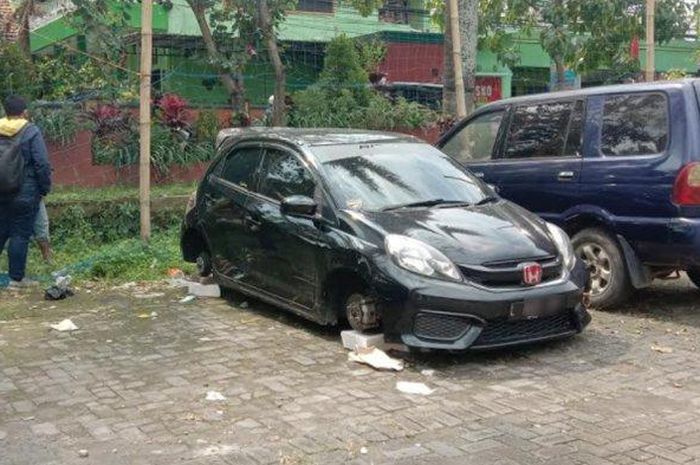 Keempat roda Honda Brio lenyap dimaling saat parkir di lapangan depan kantor Kelurahan Merjosari, Lowokwaru, kota Malang