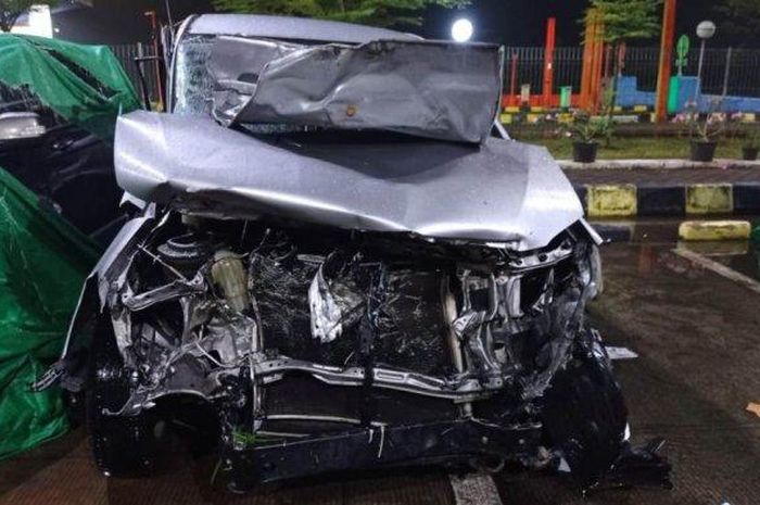 Toyota Kijang Innova hancur lebur di bagian depan usai kecelakaan tunggal di tol Pemalang-Batang