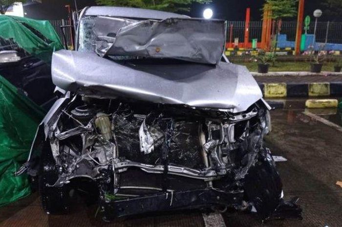 Toyota Kijang Innova hancur lebur di bagian depan usai kecelakaan tunggal di tol Pemalang-Batang